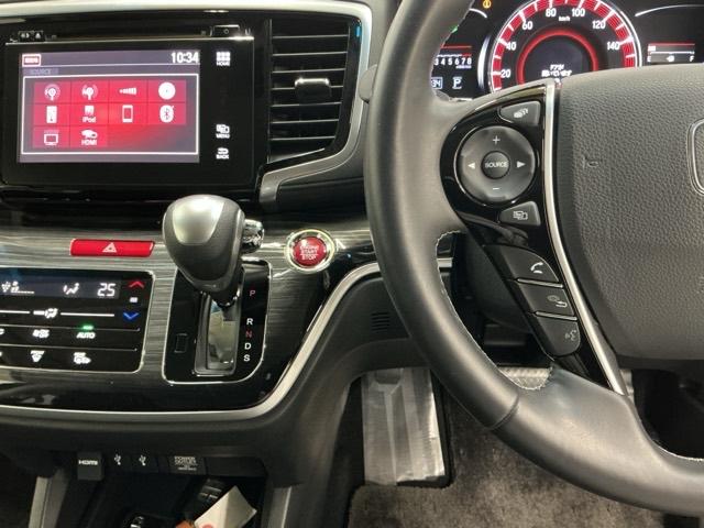 ホンダ純正メモリーナビ搭載なので、遠方へのドライブもお任せ下さい！ステアリング左手側にオーディオ関連のコントロールスイッチを配置しています。操作時は視線を逸らすことなく運転に集中できます