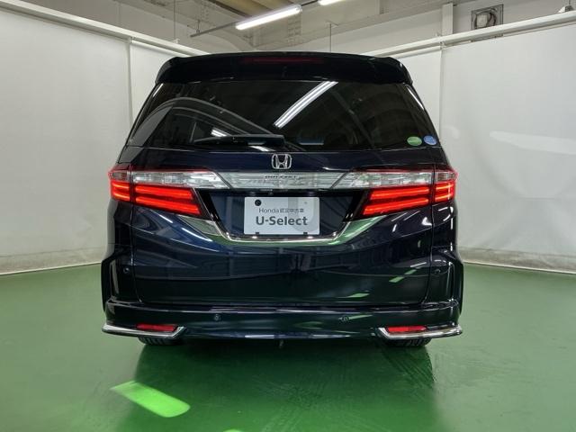 汚れが付着しやすいリヤガラスにはリヤワイパーが付いています。フロントのワイパーがＯＮの時はシフトレバーをリバースに入れるとリヤワイパーがリンクして作動、クリヤーな視界が保てます。