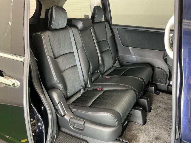 フラットな床と膝回りや頭上スペースなど十分な広さがあります