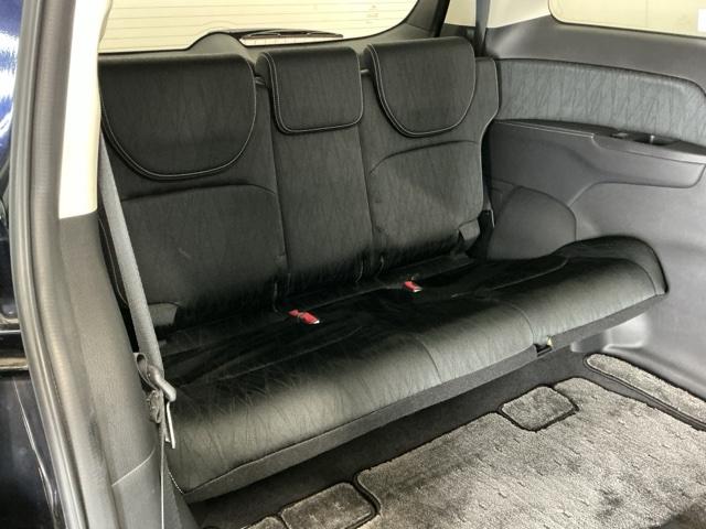 １列目から３列目まで広々大空間です。３列目シートは荷物が多い時や不要な時はアレンジして荷室として使用することが可能で便利に使えます