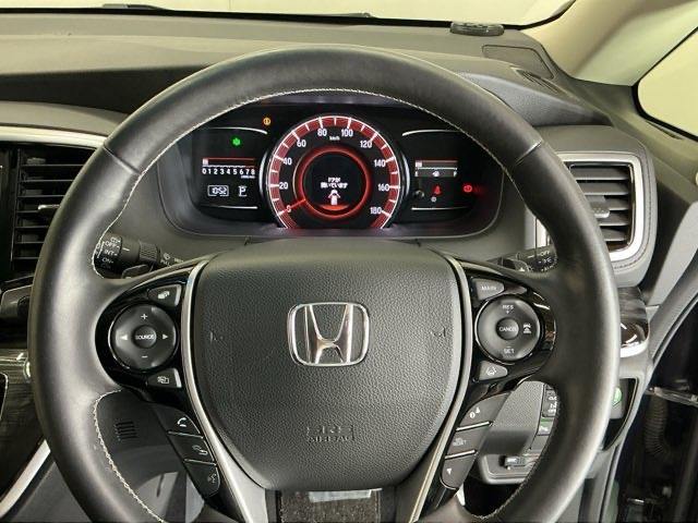 ステアリング右手側に安全運転支援機能のホンダセンシングをコントロールするスイッチ、左手側にオーディオ関連のコントロールスイッチを配置、視線を逸らすことなく運転に集中できます