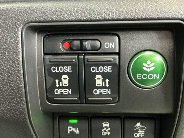 パワースライドドアの開閉はスマートキーのリモコンやドアノブは勿論、運転席側のスイッチ操作でも開閉ができ、安全・簡単です