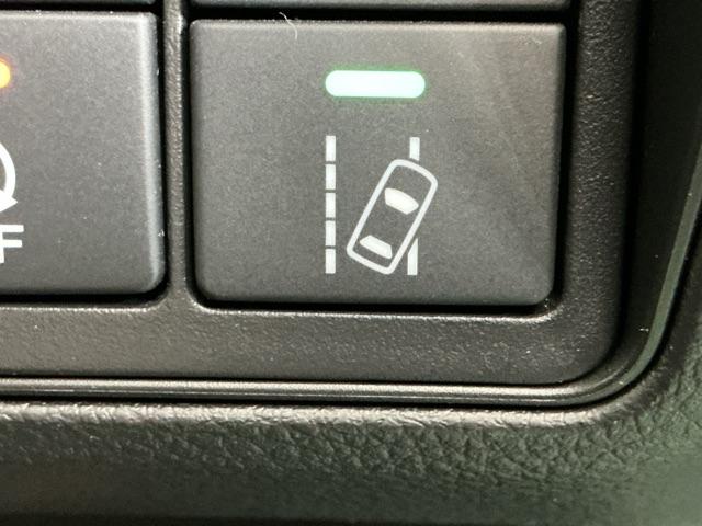 路外逸脱抑制機能は車が車線からはみ出しそうなときに車線内に戻すようにドライバーへお知らせします