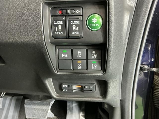 運転席から操作しやすい各種スイッチ