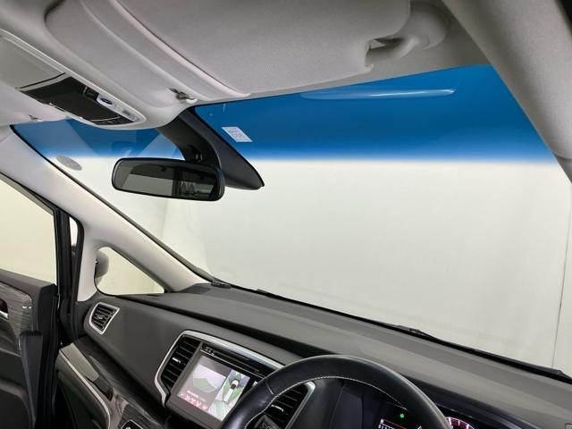 ハーフシェイドフロントウインドウ【Ｆガラス上端の青色透かし】を装備しています。広いフロントガラスで視界を確保しつつ眩しさを軽減、有と無しではずいぶん違いますよ