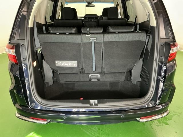 堀が深いラゲッジスペースはフル乗車時でも大容量です