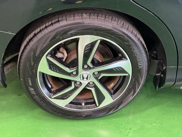 純正アルミホイールです。足元が引き立つので、車全体のイメージがアップしますよ！