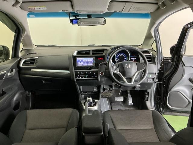 フィットハイブリッド Fパッケージ ナビ Rカメラ ブルートゥース TV CD 盗難警報装置 記録簿有り AUTOエアコン 助手席エアバック ECON ETC付き リヤカメラ ABS付 横滑り防止システム キーレスエントリー ワンセグ(2枚目)