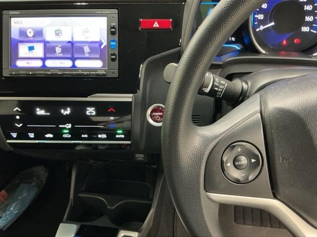 フィットハイブリッド Fパッケージ ナビ Rカメラ ブルートゥース TV CD 盗難警報装置 記録簿有り AUTOエアコン 助手席エアバック ECON ETC付き リヤカメラ ABS付 横滑り防止システム キーレスエントリー ワンセグ(3枚目)