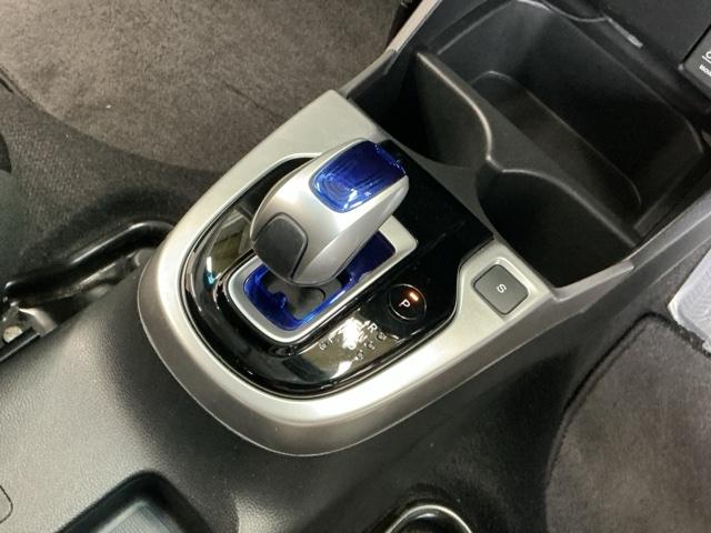 フィットハイブリッド Fパッケージ ナビ Rカメラ ブルートゥース TV CD 盗難警報装置 記録簿有り AUTOエアコン 助手席エアバック ECON ETC付き リヤカメラ ABS付 横滑り防止システム キーレスエントリー ワンセグ(15枚目)