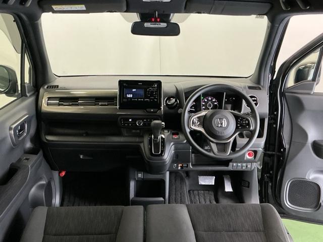 �h���C�o�[�𒆐S�Ɏ��R�Ɏ肪�͂��ʒu�ɂ`�s�Z���N�g���o�[��G�A�R���A�l�X�ȑ���X�C�b�`�Ȃǂ�z�u�A���쐫�ɗD��Ă��܂�