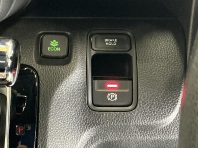 �p�[�L���O�u���[�L�̓X�}�[�g�ȓd�q���䎮�ƍ��킹�ďa�؎����Ƀu���[�L�y�_�����瑫�𗣂��Ă���ԏ�Ԃ�ێ����Ă����I�[�g�u���[�L�z�[���h�@�\�ŉ^�]���y�ɂȂ�܂��B�X�^�[�g�̓A�N�Z���y�_���𓥂ނ���