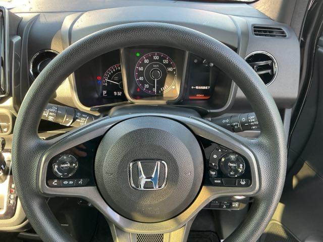 �X�e�A�����O�E�葤�Ɉ��S�^�]�x���@�\�̃z���_�Z���V���O���R���g���[������X�C�b�`�A���葤�ɃI�[�f�B�I�֘A�̃R���g���[���X�C�b�`��z�u�A��������炷���ƂȂ��^�]�ɏW���ł��܂�