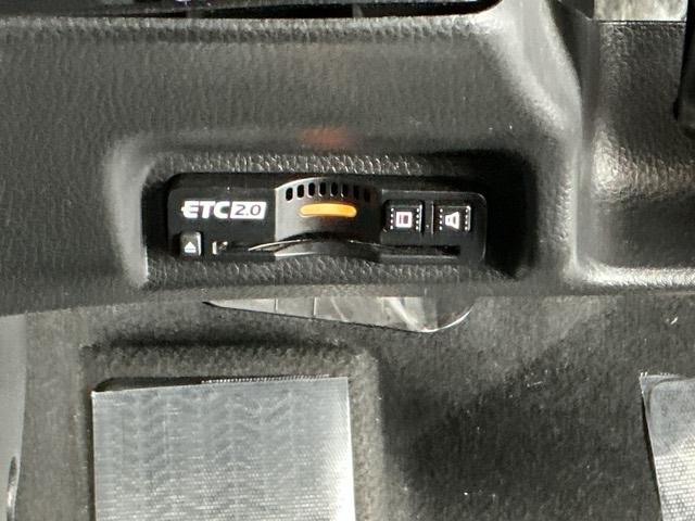 ヴェゼル ｅ：ＨＥＶＺ　ナビ　Ｒカメラ　ブルートゥース　フルセグＴＶ　衝突回避支援ブレーキ機能　スマキ　Ｐトランク　フルオートエアコン　エアバッグ　両席エアバック　記録簿付　パワーウィンドウ　ＬＥＤランプ　ソナー　クルーズＣ（13枚目）
