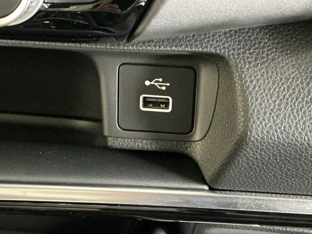 ヴェゼル ｅ：ＨＥＶＺ　ナビ　Ｒカメラ　ブルートゥース　フルセグＴＶ　衝突回避支援ブレーキ機能　スマキ　Ｐトランク　フルオートエアコン　エアバッグ　両席エアバック　記録簿付　パワーウィンドウ　ＬＥＤランプ　ソナー　クルーズＣ（17枚目）