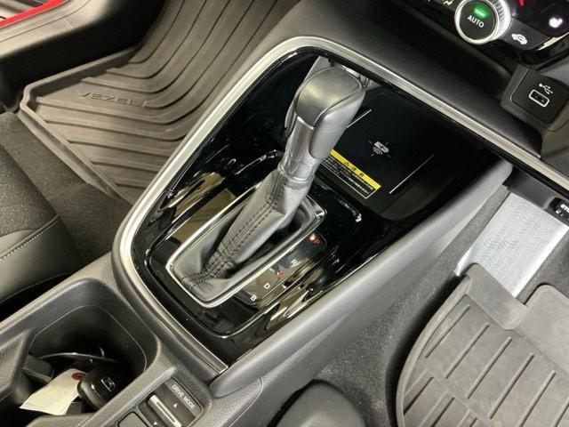 ヴェゼル ｅ：ＨＥＶＺ　ナビ　Ｒカメラ　ブルートゥース　フルセグＴＶ　衝突回避支援ブレーキ機能　スマキ　Ｐトランク　フルオートエアコン　エアバッグ　両席エアバック　記録簿付　パワーウィンドウ　ＬＥＤランプ　ソナー　クルーズＣ（21枚目）