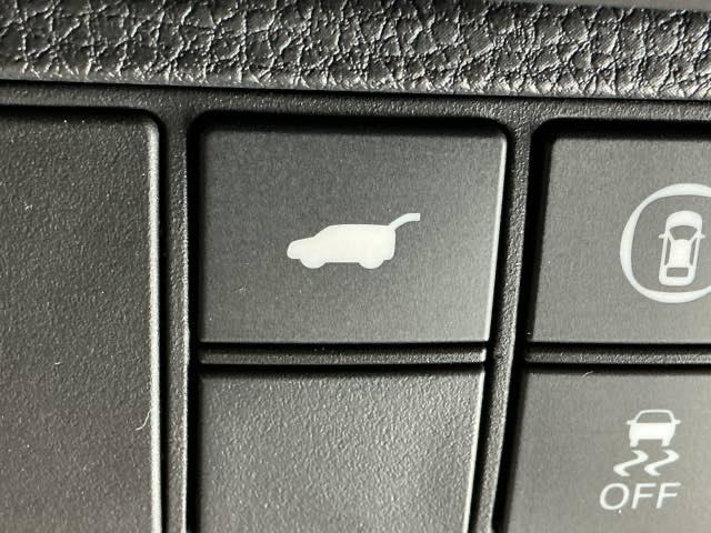 ヴェゼル ｅ：ＨＥＶＺ　ナビ　Ｒカメラ　ブルートゥース　フルセグＴＶ　衝突回避支援ブレーキ機能　スマキ　Ｐトランク　フルオートエアコン　エアバッグ　両席エアバック　記録簿付　パワーウィンドウ　ＬＥＤランプ　ソナー　クルーズＣ（27枚目）