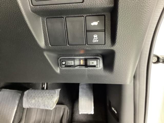 ステップワゴン ｅ：ＨＥＶスパーダプレミアムライン　ナビ　Ｒカメラ　後席モニター　フルセグＴＶ　マルチカメラ　Ｐテールゲート　両側自動ドア　Ｆセグ　ＵＳＢ接続　クリアランスソナ　クルーズＣ　助手席エアバッグ　スマートＫ　シ－トヒ－タ－　ＤＶＤ再生（16枚目）