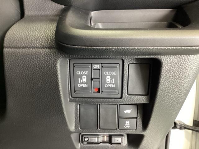 ステップワゴン ｅ：ＨＥＶスパーダプレミアムライン　ナビ　Ｒカメラ　後席モニター　フルセグＴＶ　マルチカメラ　Ｐテールゲート　両側自動ドア　Ｆセグ　ＵＳＢ接続　クリアランスソナ　クルーズＣ　助手席エアバッグ　スマートＫ　シ－トヒ－タ－　ＤＶＤ再生（30枚目）