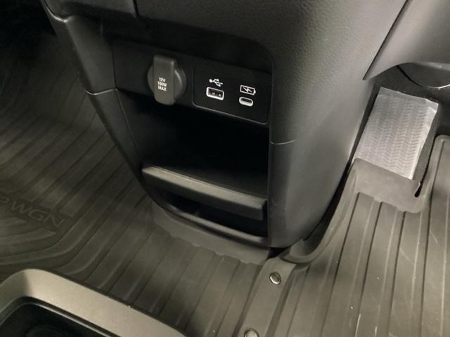 ステップワゴン ｅ：ＨＥＶスパーダプレミアムライン　ナビ　Ｒカメラ　後席モニター　フルセグＴＶ　マルチカメラ　Ｐテールゲート　両側自動ドア　Ｆセグ　ＵＳＢ接続　クリアランスソナ　クルーズＣ　助手席エアバッグ　スマートＫ　シ－トヒ－タ－　ＤＶＤ再生（59枚目）