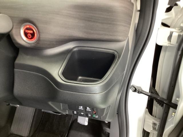 フリードハイブリッド ハイブリッド・Ｇホンダセンシング　ドラレコ　ナビ　Ｒカメラ　ブルートゥース　軽減ブレーキ　キーフリーシステム　記録簿　ＤＶＤ再生可能　ＥＣＯＮ　後カメラ　Ａクルーズ　地デジフルセグＴＶ　ＬＥＤヘッドランプ　シートＨ　横滑防止　ＵＳＢ（52枚目）