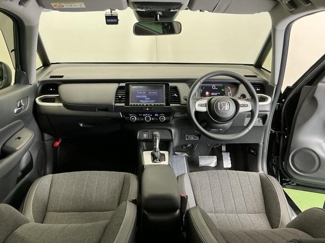 フィット ｅ：ＨＥＶホーム　ドラレコ　ナビ　Ｒカメラ　ブルートゥース　前後誤発進抑制機能　助手席エアバッグ　運転席エアバッグ　アイドリングストップ　ＬＥＤライト　ＵＳＢ接続　バックカメラ　ＡＢＳ　サイドエアバッグ　フルセグＴＶ（2枚目）