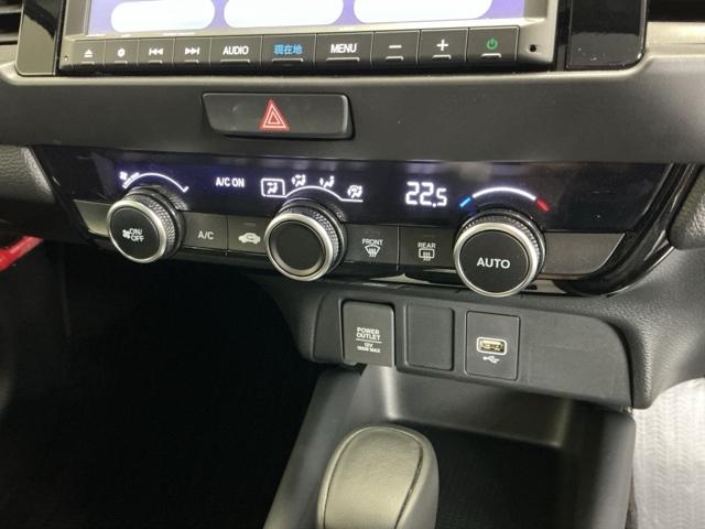 フィット ｅ：ＨＥＶホーム　ドラレコ　ナビ　Ｒカメラ　ブルートゥース　前後誤発進抑制機能　助手席エアバッグ　運転席エアバッグ　アイドリングストップ　ＬＥＤライト　ＵＳＢ接続　バックカメラ　ＡＢＳ　サイドエアバッグ　フルセグＴＶ（15枚目）