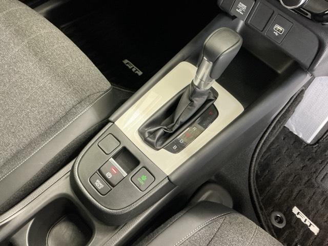 フィット ｅ：ＨＥＶホーム　ドラレコ　ナビ　Ｒカメラ　ブルートゥース　前後誤発進抑制機能　助手席エアバッグ　運転席エアバッグ　アイドリングストップ　ＬＥＤライト　ＵＳＢ接続　バックカメラ　ＡＢＳ　サイドエアバッグ　フルセグＴＶ（17枚目）