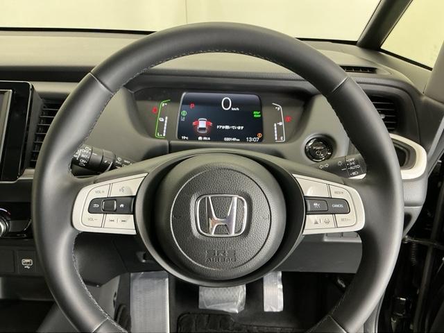 フィット ｅ：ＨＥＶホーム　ドラレコ　ナビ　Ｒカメラ　ブルートゥース　前後誤発進抑制機能　助手席エアバッグ　運転席エアバッグ　アイドリングストップ　ＬＥＤライト　ＵＳＢ接続　バックカメラ　ＡＢＳ　サイドエアバッグ　フルセグＴＶ（23枚目）