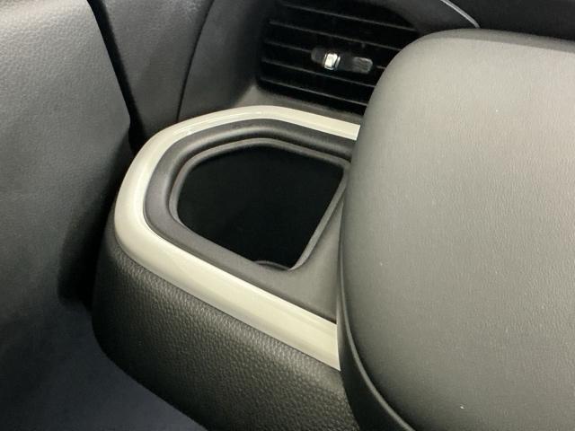 フィット ｅ：ＨＥＶホーム　ドラレコ　ナビ　Ｒカメラ　ブルートゥース　前後誤発進抑制機能　助手席エアバッグ　運転席エアバッグ　アイドリングストップ　ＬＥＤライト　ＵＳＢ接続　バックカメラ　ＡＢＳ　サイドエアバッグ　フルセグＴＶ（49枚目）