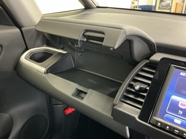 フィット ｅ：ＨＥＶホーム　ドラレコ　ナビ　Ｒカメラ　ブルートゥース　前後誤発進抑制機能　助手席エアバッグ　運転席エアバッグ　アイドリングストップ　ＬＥＤライト　ＵＳＢ接続　バックカメラ　ＡＢＳ　サイドエアバッグ　フルセグＴＶ（50枚目）