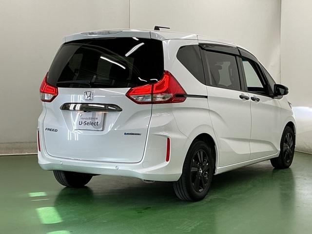 フリードハイブリッド ハイブリッド・Ｇブラックスタイル　ナビ　Ｒカメラ　ブルートゥース　フルセグ　Ｗ電動ドア　衝突軽減ブレーキ　オートクルーズコントロール　シートヒータ　盗難防止装置　キーフリー　３列シート　ウォークスルー　ＬＥＤヘッドランプ　ＤＶＤ再生可（8枚目）