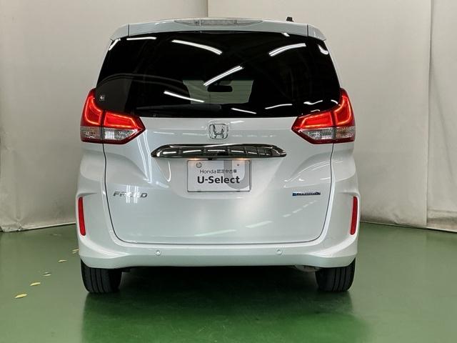 フリードハイブリッド ハイブリッド・Ｇブラックスタイル　ナビ　Ｒカメラ　ブルートゥース　フルセグ　Ｗ電動ドア　衝突軽減ブレーキ　オートクルーズコントロール　シートヒータ　盗難防止装置　キーフリー　３列シート　ウォークスルー　ＬＥＤヘッドランプ　ＤＶＤ再生可（9枚目）