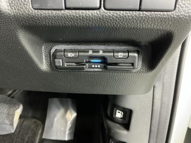 フリードハイブリッド ハイブリッド・Ｇブラックスタイル　ナビ　Ｒカメラ　ブルートゥース　フルセグ　Ｗ電動ドア　衝突軽減ブレーキ　オートクルーズコントロール　シートヒータ　盗難防止装置　キーフリー　３列シート　ウォークスルー　ＬＥＤヘッドランプ　ＤＶＤ再生可（13枚目）