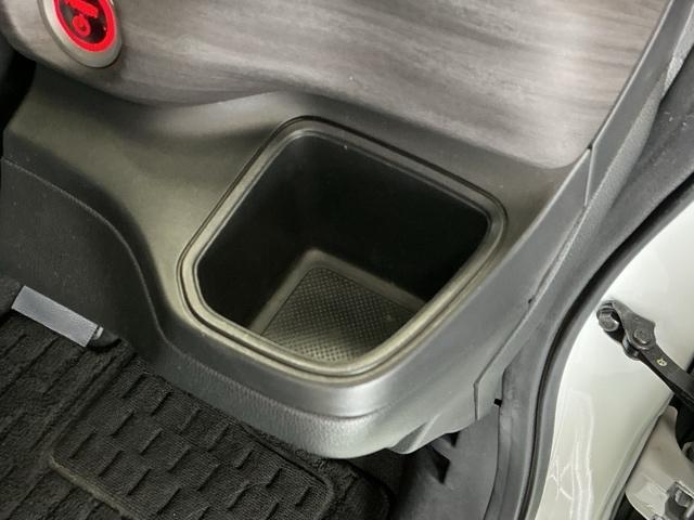 フリードハイブリッド ハイブリッド・Ｇブラックスタイル　ナビ　Ｒカメラ　ブルートゥース　フルセグ　Ｗ電動ドア　衝突軽減ブレーキ　オートクルーズコントロール　シートヒータ　盗難防止装置　キーフリー　３列シート　ウォークスルー　ＬＥＤヘッドランプ　ＤＶＤ再生可（17枚目）