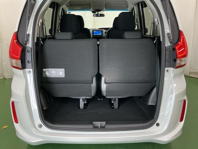 フリードハイブリッド ハイブリッド・Ｇブラックスタイル　ナビ　Ｒカメラ　ブルートゥース　フルセグ　Ｗ電動ドア　衝突軽減ブレーキ　オートクルーズコントロール　シートヒータ　盗難防止装置　キーフリー　３列シート　ウォークスルー　ＬＥＤヘッドランプ　ＤＶＤ再生可（30枚目）