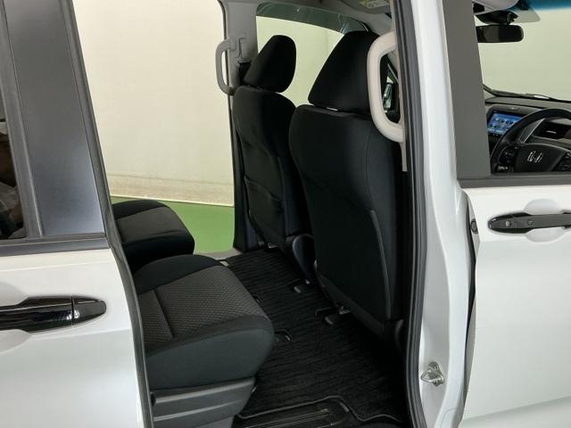 フリードハイブリッド ハイブリッド・Ｇブラックスタイル　ナビ　Ｒカメラ　ブルートゥース　フルセグ　Ｗ電動ドア　衝突軽減ブレーキ　オートクルーズコントロール　シートヒータ　盗難防止装置　キーフリー　３列シート　ウォークスルー　ＬＥＤヘッドランプ　ＤＶＤ再生可（52枚目）