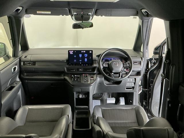 �h���C�o�[�𒆐S�Ɏ��R�Ɏ肪�͂��ʒu�ɂ`�s�Z���N�g���o�[��G�A�R���A�l�X�ȑ���X�C�b�`�Ȃǂ�z�u�A���쐫�ɗD��Ă��܂�