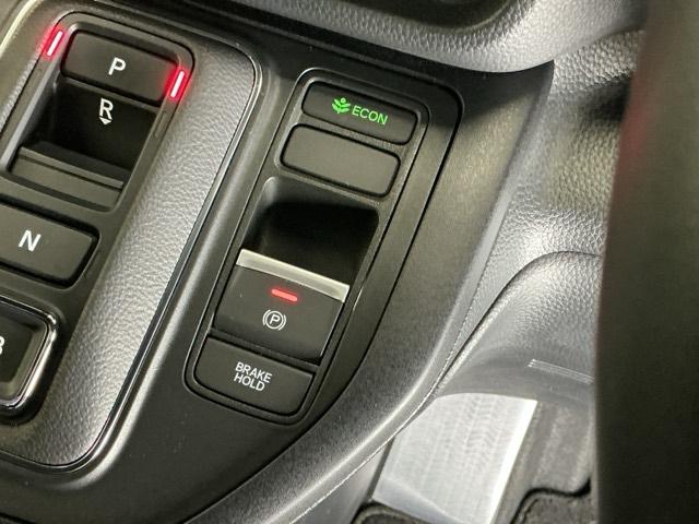 �p�[�L���O�u���[�L�̓X�}�[�g�ȓd�q���䎮�ƍ��킹�ďa�؎����Ƀu���[�L�y�_�����瑫�𗣂��Ă���ԏ�Ԃ�ێ����Ă����I�[�g�u���[�L�z�[���h�@�\�ŉ^�]���y�ɂȂ�܂��B�X�^�[�g�̓A�N�Z���y�_���𓥂ނ���