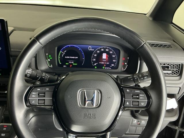 �X�e�A�����O�E�葤�Ɉ��S�^�]�x���@�\�̃z���_�Z���V���O���R���g���[������X�C�b�`�A���葤�ɃI�[�f�B�I�֘A�̃R���g���[���X�C�b�`��z�u�A��������炷���ƂȂ��^�]�ɏW���ł��܂�