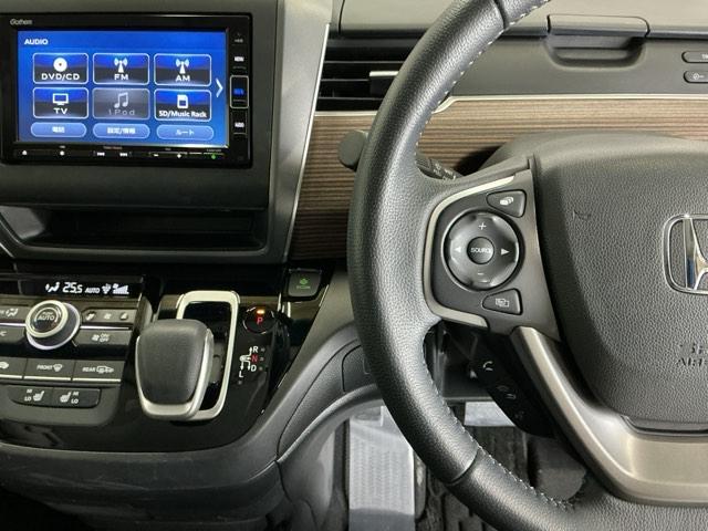 �z���_�����������[�i�r���ڂȂ̂ŁA�����ւ̃h���C�u�����C���������I�X�e�A�����O���葤�ɃI�[�f�B�I�֘A�̃R���g���[���X�C�b�`��z�u���Ă��܂��B���쎞�͎�������炷���ƂȂ��^�]�ɏW���ł��܂�