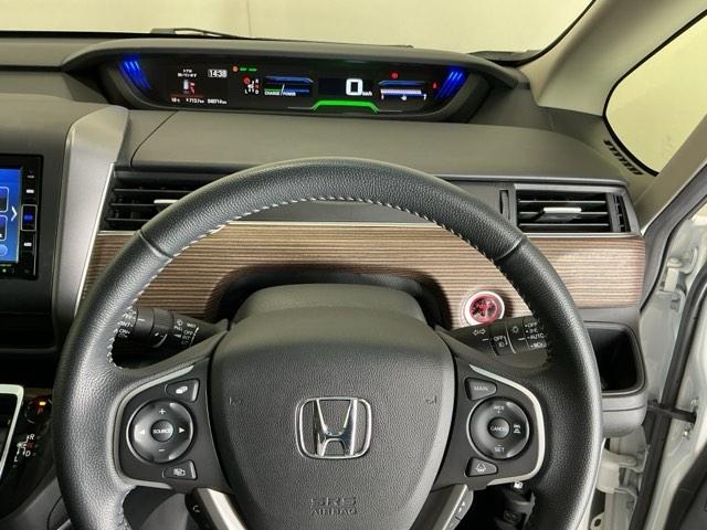 �X�e�A�����O�E�葤�Ɉ��S�^�]�x���@�\�̃z���_�Z���V���O���R���g���[������X�C�b�`�A���葤�ɃI�[�f�B�I�֘A�̃R���g���[���X�C�b�`��z�u�A��������炷���ƂȂ��^�]�ɏW���ł��܂�