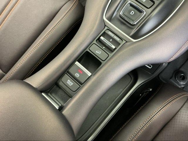 �p�[�L���O�u���[�L�̓X�}�[�g�ȓd�q���䎮�ƍ��킹�ďa�؎����Ƀu���[�L�y�_�����瑫�𗣂��Ă���ԏ�Ԃ�ێ����Ă����I�[�g�u���[�L�z�[���h�@�\�ŉ^�]���y�ɂȂ�܂��B�X�^�[�g�̓A�N�Z���y�_���𓥂ނ���