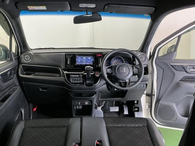 �h���C�o�[�𒆐S�Ɏ��R�Ɏ肪�͂��ʒu�ɂ`�s�Z���N�g���o�[��G�A�R���A�l�X�ȑ���X�C�b�`�Ȃǂ�z�u�A���쐫�ɗD��Ă��܂�