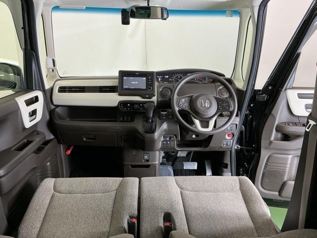 �h���C�o�[�𒆐S�Ɏ��R�Ɏ肪�͂��ʒu�ɂ`�s�Z���N�g���o�[��G�A�R���A�l�X�ȑ���X�C�b�`�Ȃǂ�z�u�A���쐫�ɗD��Ă��܂�