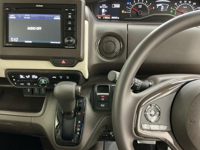 �����f�B�X�v���C�I�[�f�B�I����������Ă��܂��B�X�e�A�����O���葤�ɃI�[�f�B�I�֘A�̃R���g���[���X�C�b�`��z�u���Ă��܂��B���쎞�͎�������炷���ƂȂ��^�]�ɏW���ł��܂�