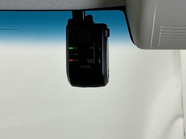 �܂����I�̎��̂��߂Ƀh���C�u���R�[�_�[�������Ă��܂��B�Փ˂����m����ƈ�莞�ԉ摜�������ۑ��ł���̂ň��S�ł�