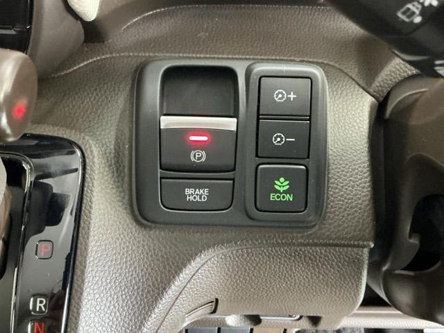 �p�[�L���O�u���[�L�̓X�}�[�g�ȓd�q���䎮�ƍ��킹�ďa�؎����Ƀu���[�L�y�_�����瑫�𗣂��Ă���ԏ�Ԃ�ێ����Ă����I�[�g�u���[�L�z�[���h�@�\�ŉ^�]���y�ɂȂ�܂��B�X�^�[�g�̓A�N�Z���y�_���𓥂ނ���