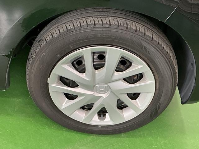 �X�`�[���z�C�[���ɂ͂��ꂢ�ɃN���[�j���O���ꂽ�z�C�[���g�����i�L���b�v�j���t���Ă��܂�