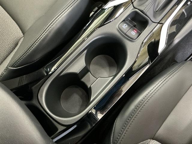 カローラクロス ハイブリッドＺ　ナビ　Ｒカメラ　ブルートゥース　フルセグ　コーナーソナー　ＵＳＢ　衝突軽減Ｂ　記録簿有　シートヒーター付き　スマキ－　Ｂモニター　アクティブクルーズコントロール　アイドリングストップ　イモビ　ＬＥＤ（19枚目）